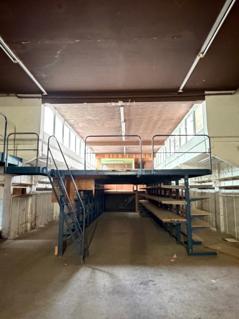 Stalen entresolvloer / magazijnvloer met trap en stellingen, Zakelijke goederen, Ophalen