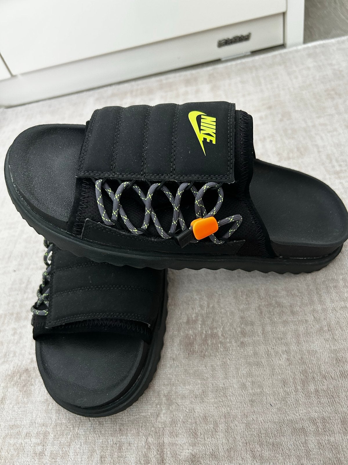 Nike slippers, maat M9 (valt als 41 smal), 2x gedragen, Kleding | Heren, Schoenen, Ophalen of Verzenden, Gedragen, Zwart