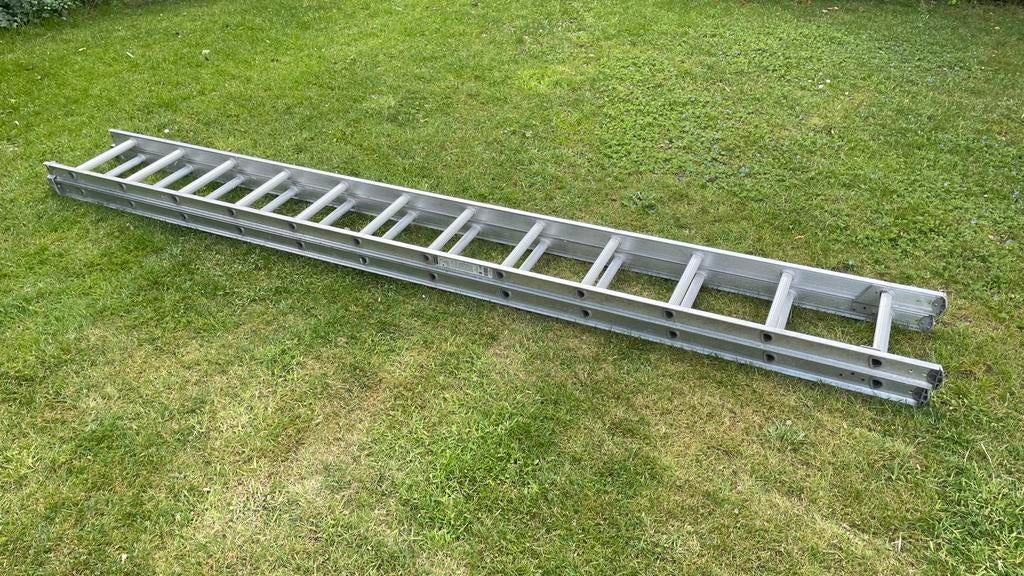 Uitschuifbare aluminium ladder, 2 x 12 sporten, Doe-het-zelf en Verbouw, Ladders en Trappen, Ophalen, Zo goed als nieuw, Ladder