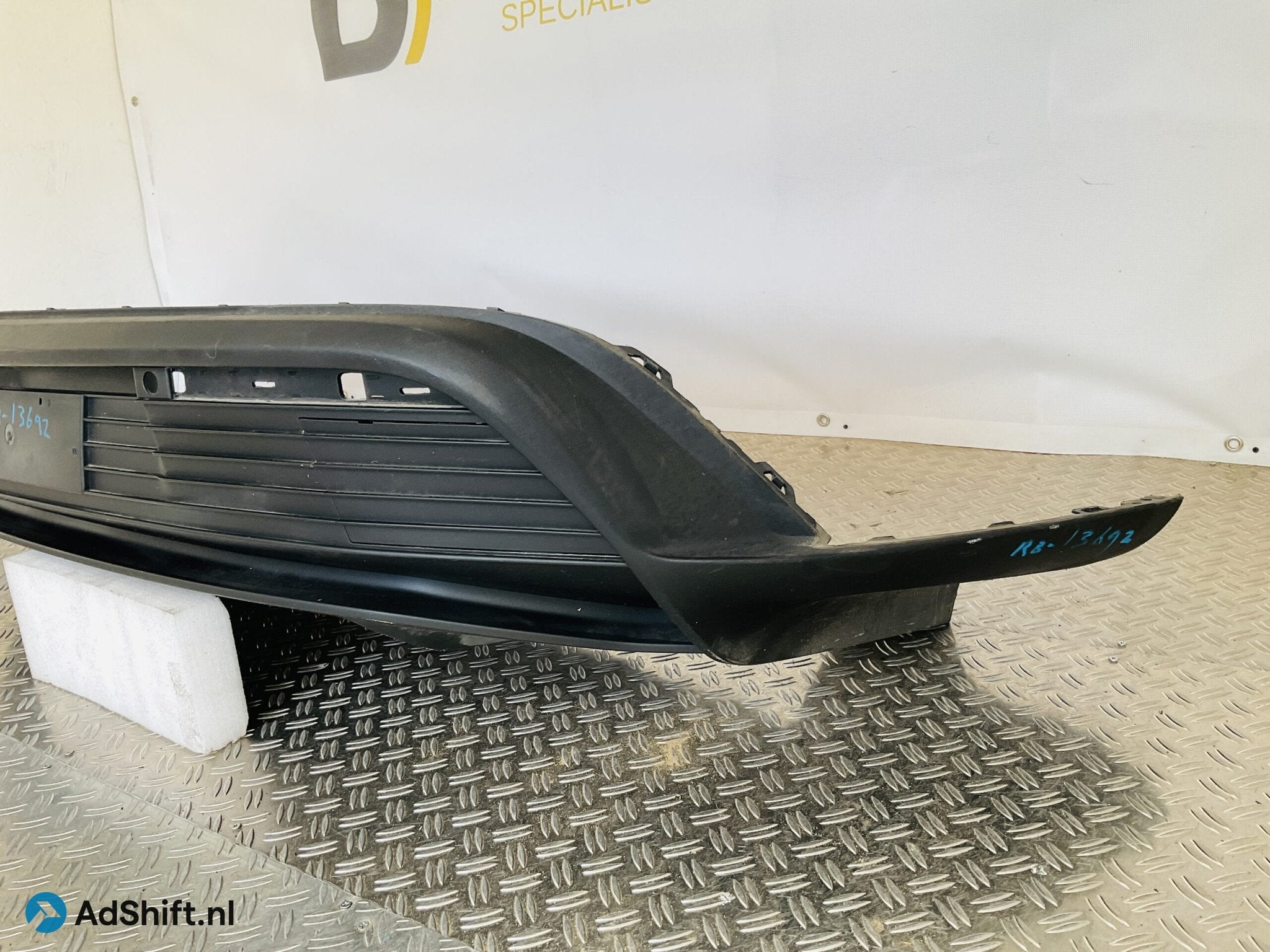 Bumper Porsche Taycan 9J1 pdc 9J18079831 Achterbumper 1-R8-1, Bumper