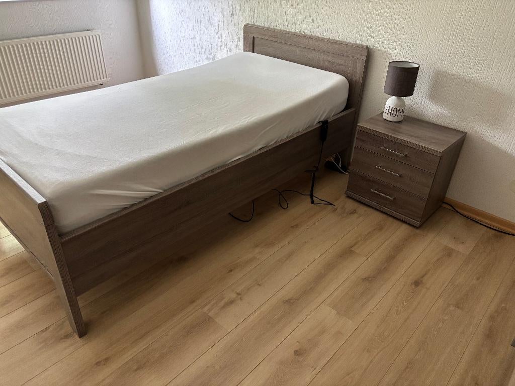 Seniorenbed met nachtkastje, Huis en Inrichting, Slaapkamer | Bedden, Ophalen, 100 cm, Eenpersoons, Bruin