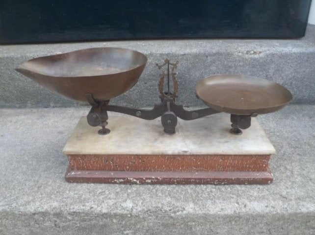 Vintage WEEGSCHAAL BALANS antiek gietijzer koper marmer hout, Antiek en Kunst, Ophalen of Verzenden
