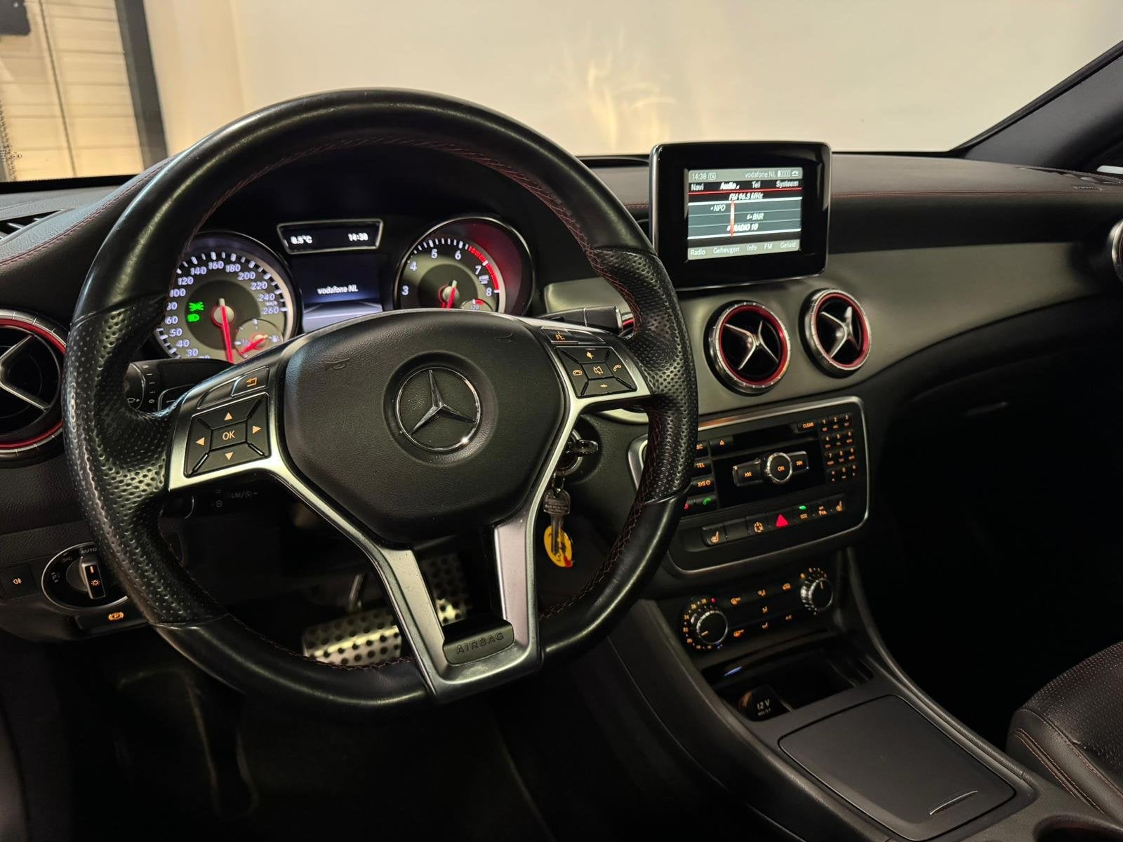 Mercedes-Benz CLA-klasse 250 Edition 1 AMG PANO PDC, Auto's, CLA, 1380 kg, Gebruikt, Zwart