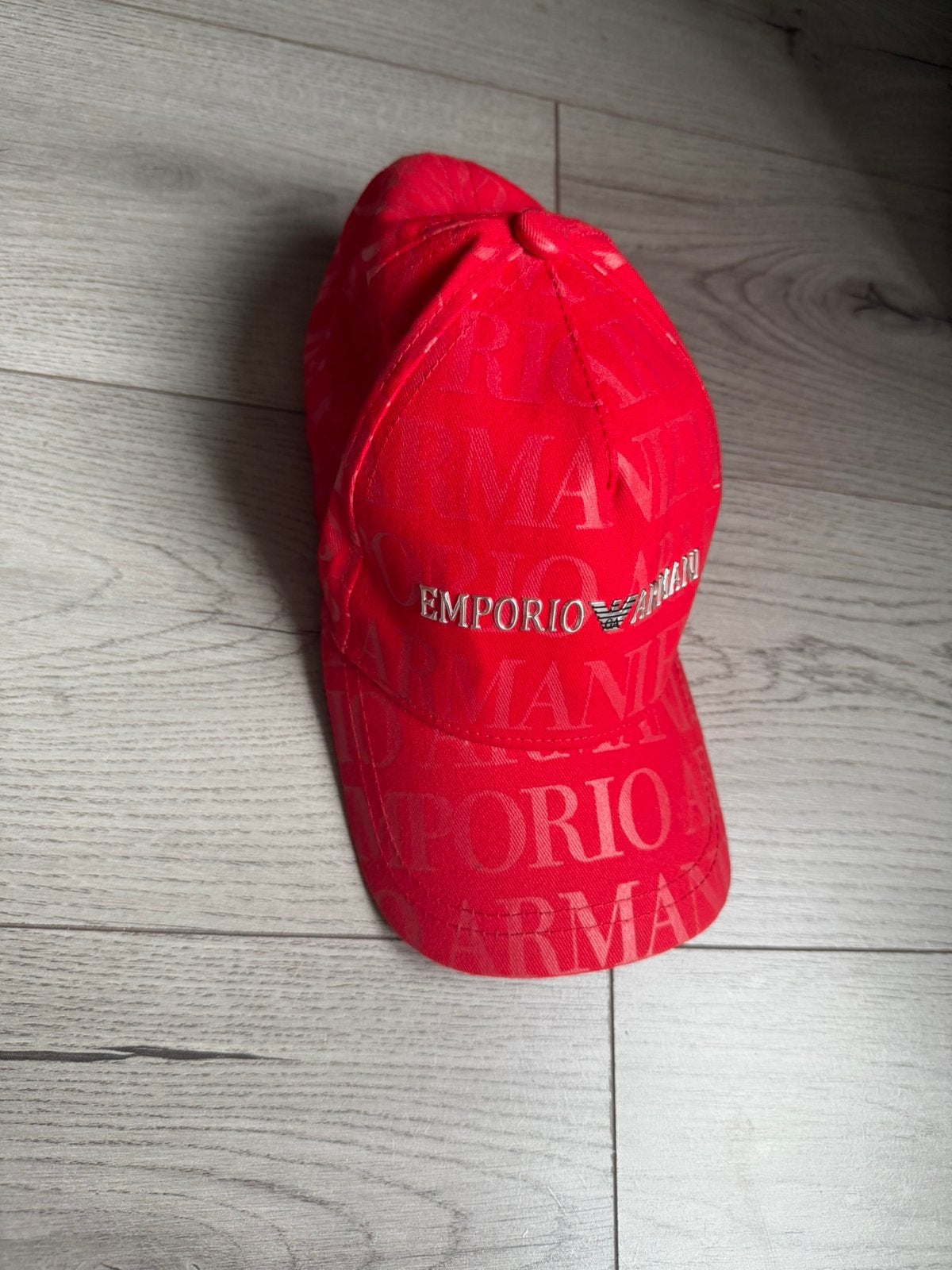 Rode Armani pet | Emporio Armani | One Size, Ophalen of Verzenden, Zo goed als nieuw
