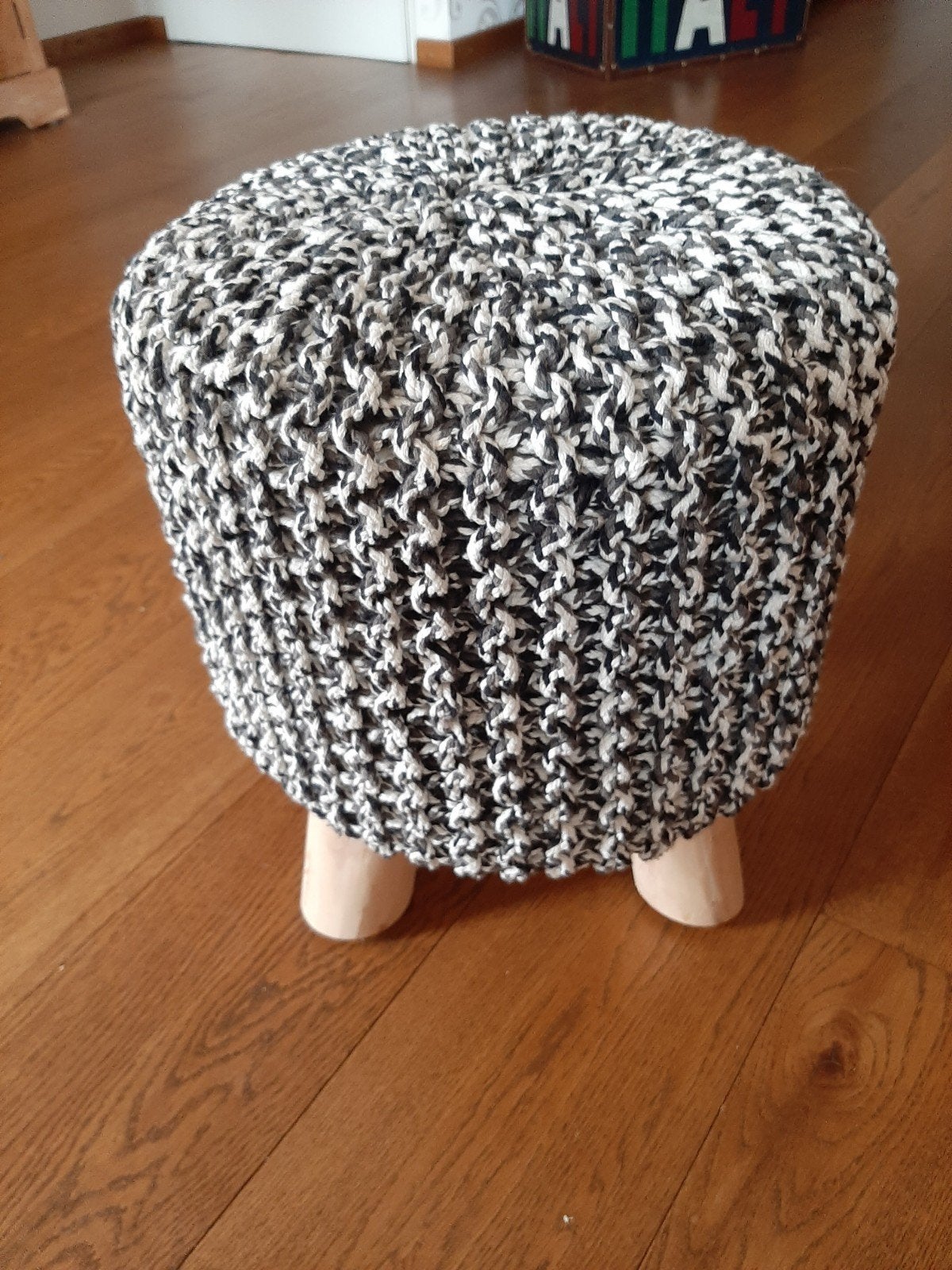 Zwart-witte poef, Huis en Inrichting, Hout, Minder dan 50 cm, Gebruikt, Modern, Scandinavisch