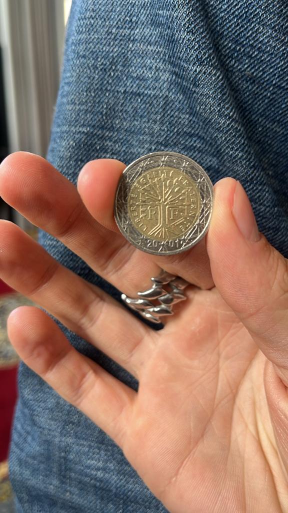Zeldzame Franse 2 euro munt 2001 met afwijkende details, Postzegels en Munten, Munten | Europa | Euromunten, Ophalen of Verzenden