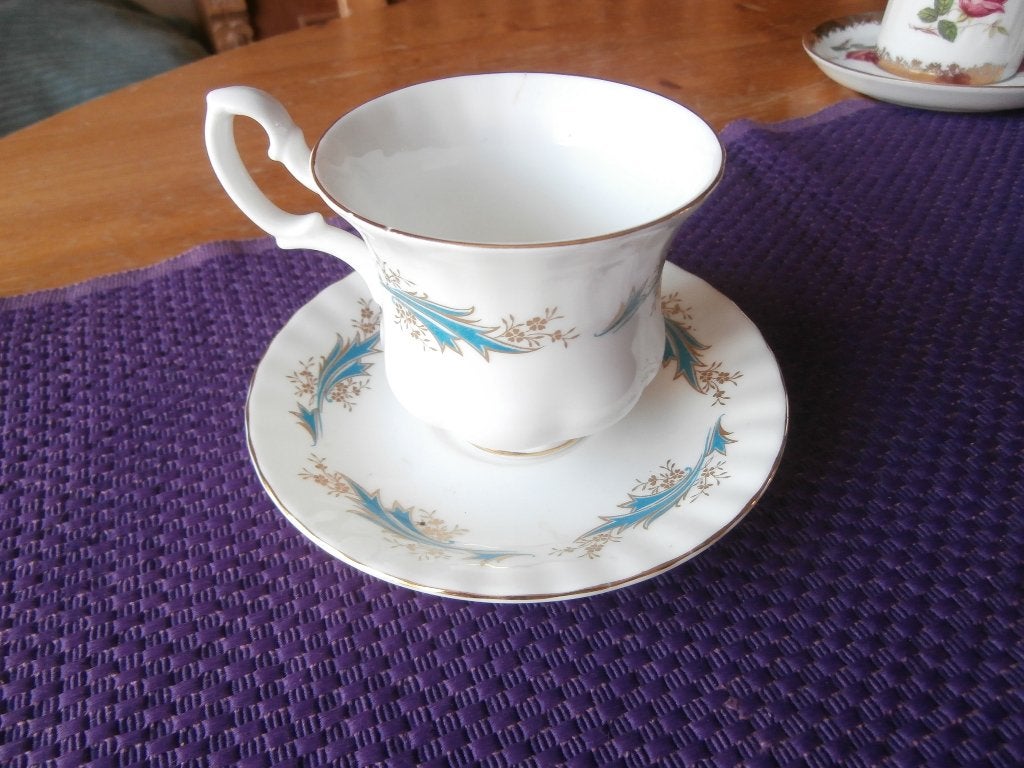 servies kop en schotel Royal Albert Bone China England, Ophalen of Verzenden, Zo goed als nieuw, Overige stijlen, Kop(pen) en/of Schotel(s)