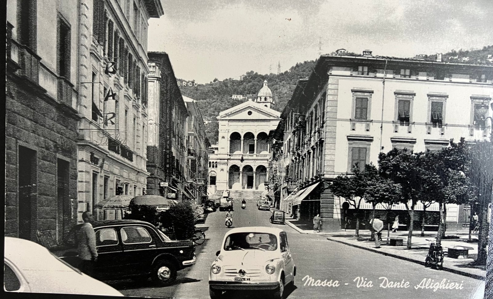 Ansichtkaart met Auto Fiat 600 in Italië, Ophalen of Verzenden, 1960 tot 1980, Ongelopen, Voertuig
