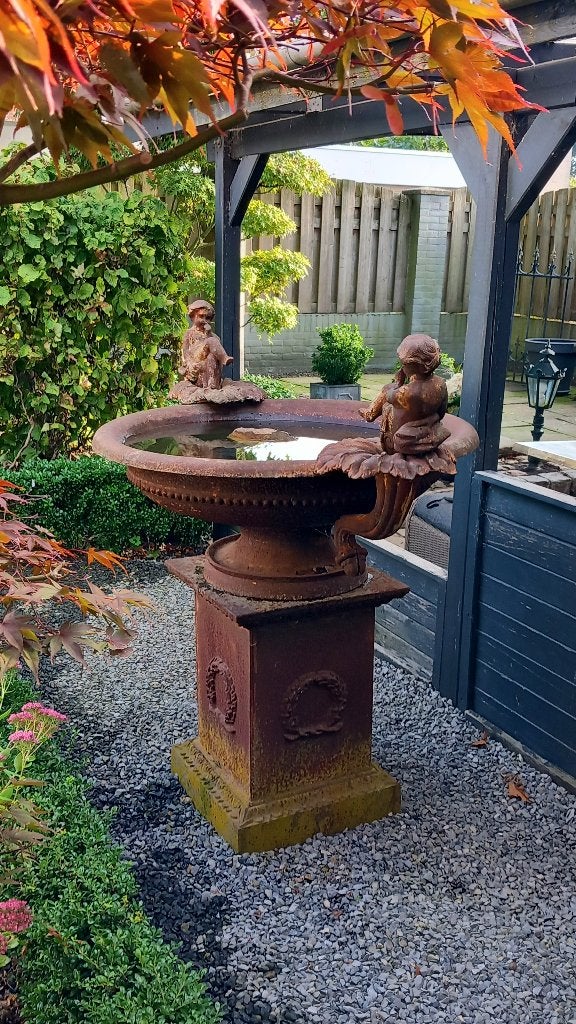 Grote gietijzeren tuinvaas, Ophalen, Gebruikt