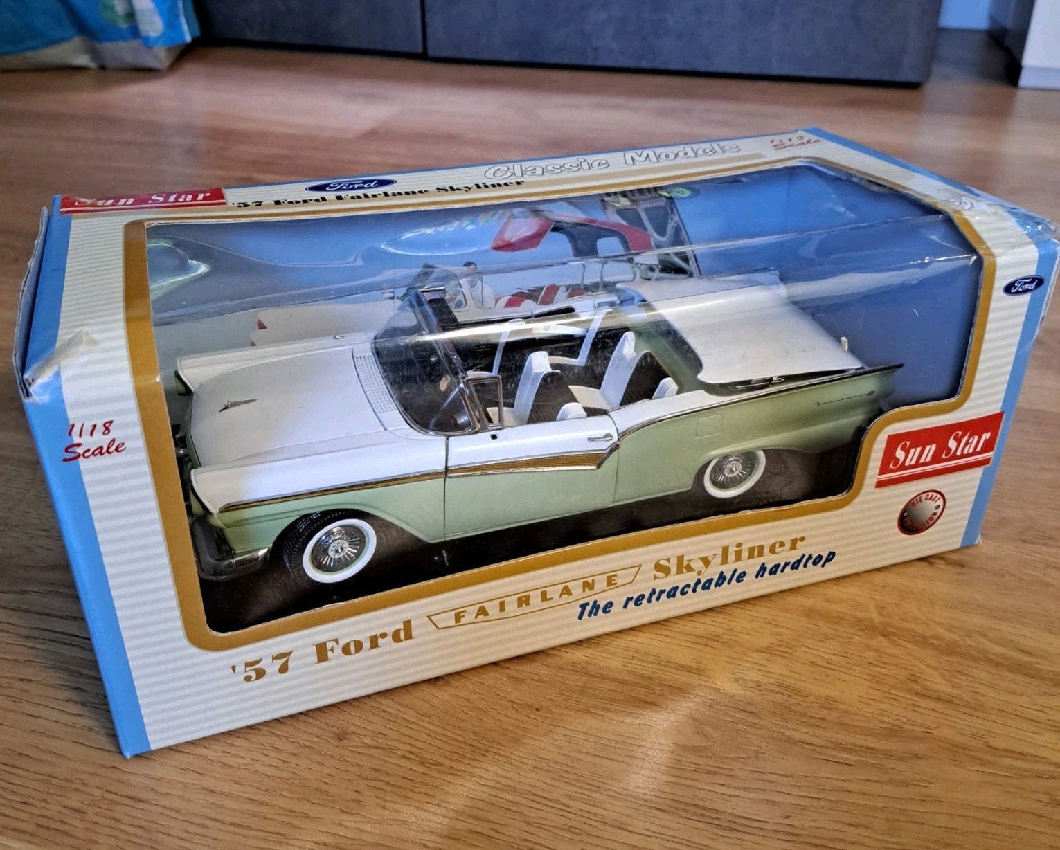 Ford skyliner miniatuur 1:18 IZGS, Hobby en Vrije tijd, Modelauto's | 1:18, Verzenden, Gebruikt, Overige merken