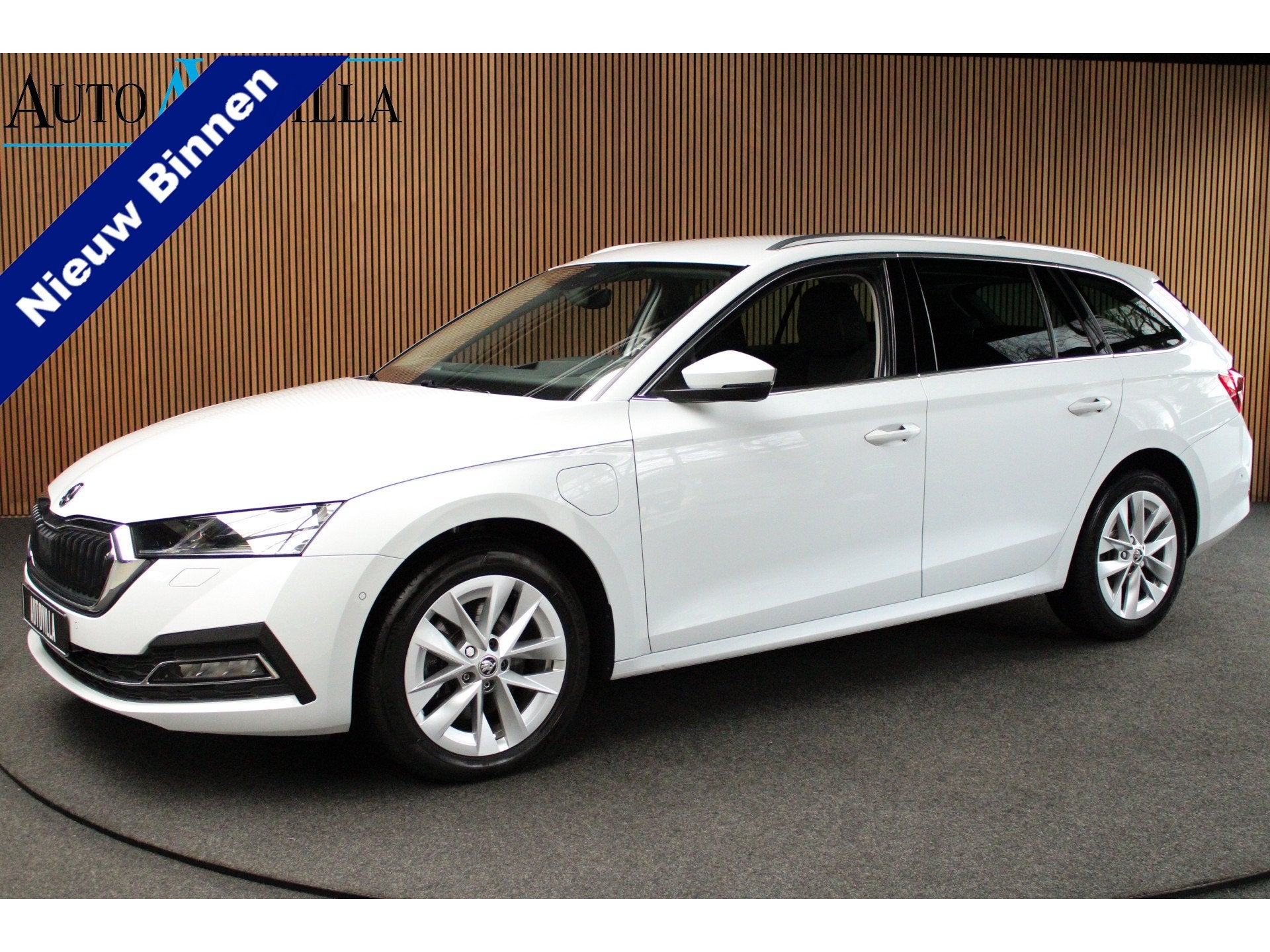 Skoda Octavia Combi 1.4 TSI iV PHEV HUD Leder Memory Camera, Auto's, Dealer onderhouden, Gebruikt, Zwart, Wit