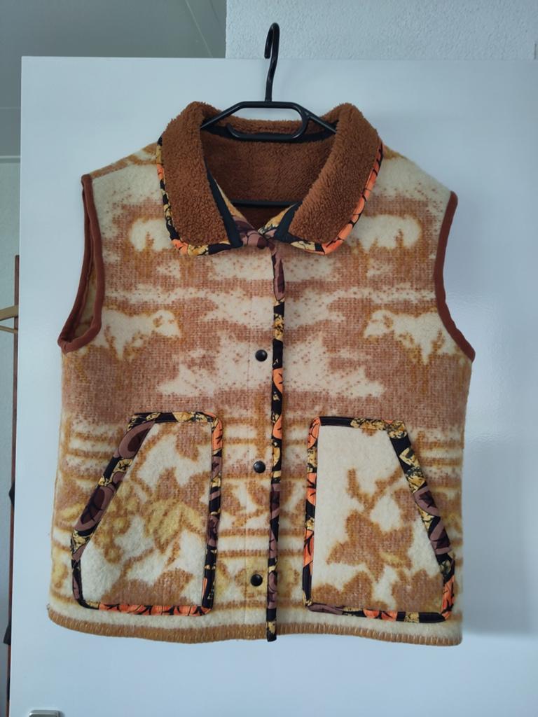 Heerlijke en mooie bodywarmer van wollen deken m/v, Kleding | Dames, Bodywarmers, Ophalen of Verzenden, Nieuw