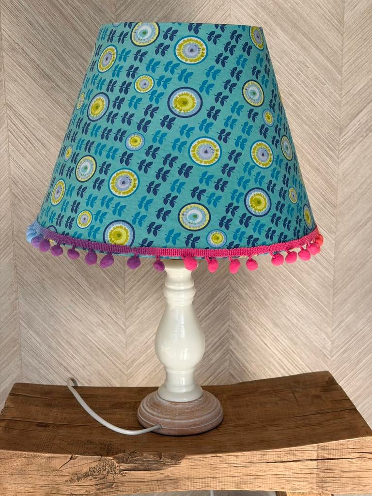 Vrolijke Boho Tafellamp met Pompons – Unieke Eye-catcher!, Ophalen of Verzenden, Zo goed als nieuw, Stof, Minder dan 50 cm