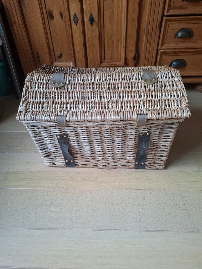 Picknick mand met servies, Ophalen, Zo goed als nieuw