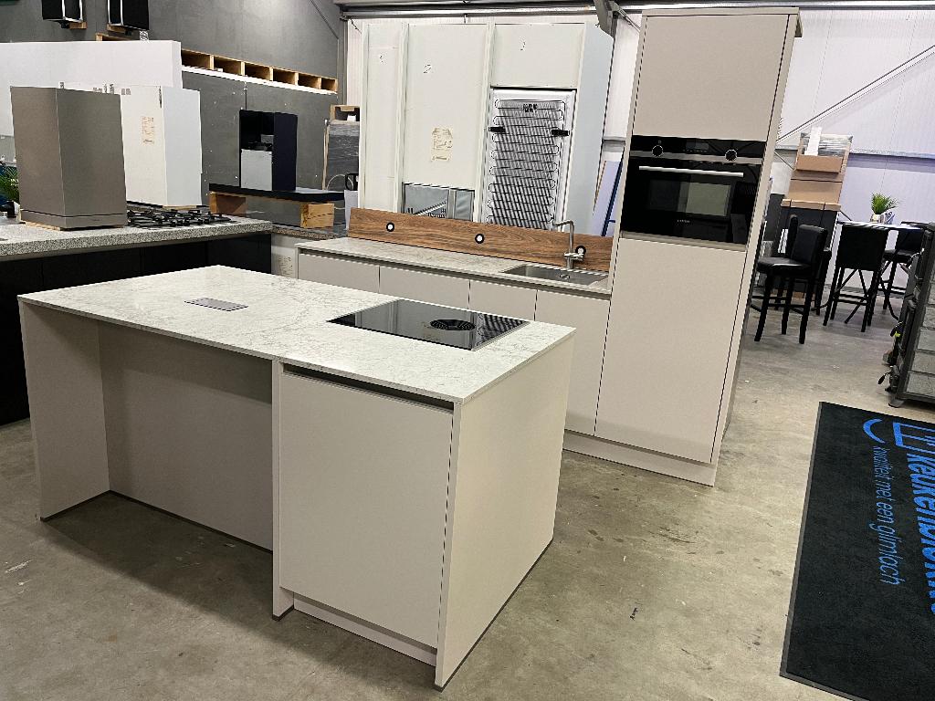 Rechte Keller keuken met kookeiland !! Volop keus keukens !!, Ophalen, Gebruikt, 200 cm of meer, 200 cm of meer