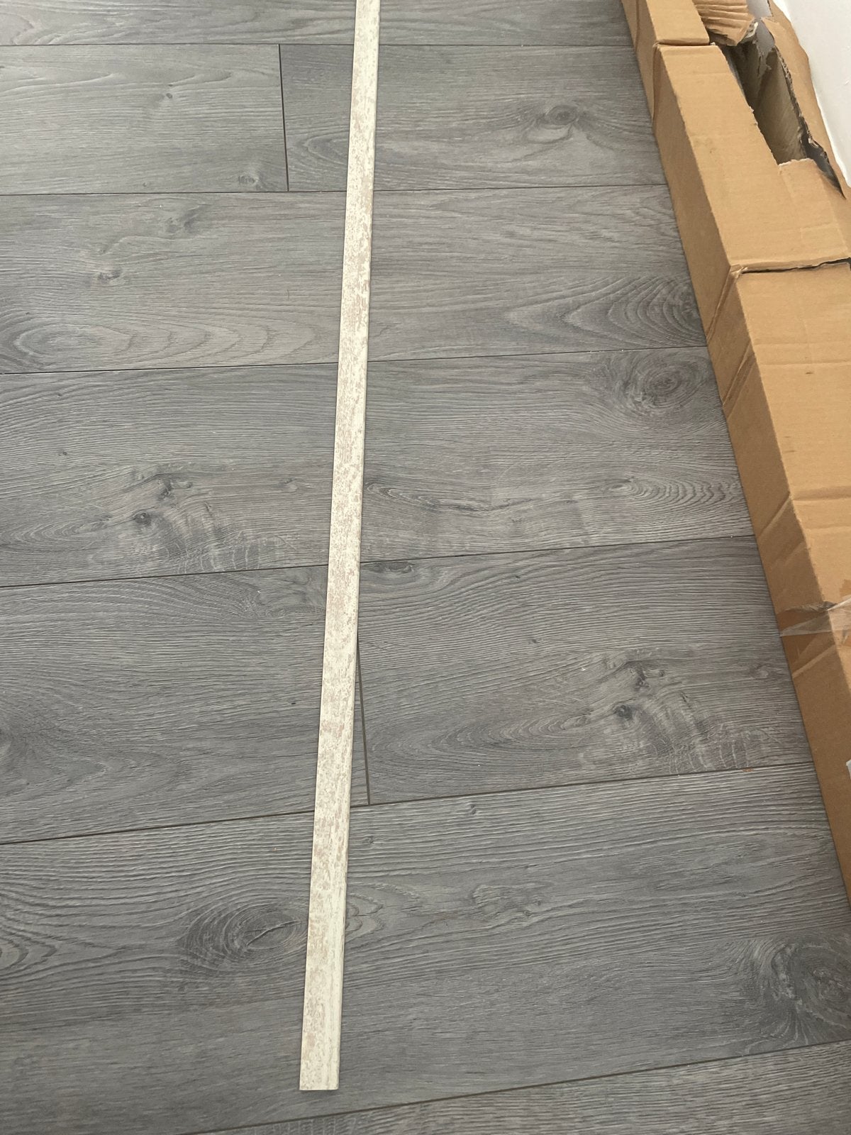 35 Nieuwe Zelfklevende Plinten - Antikwit 4x25x2600 mm, Ophalen, Kunststof, Nieuw, 250 cm of meer