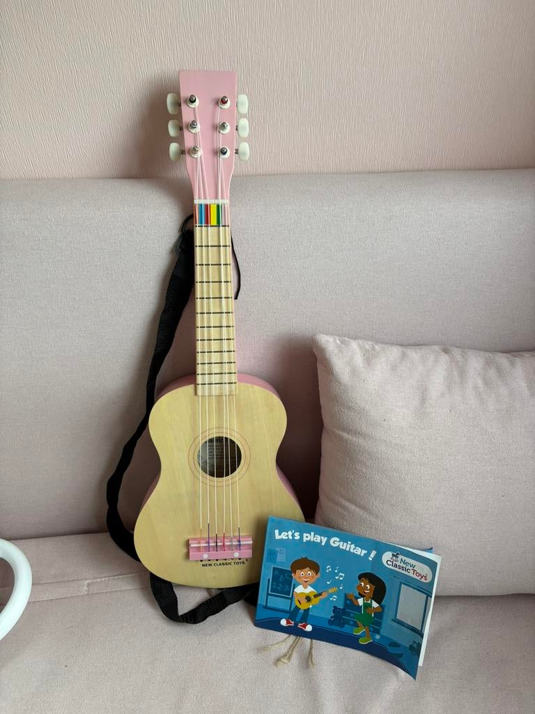 Kinder gitaar New classic toys, Kinderen en Baby's, Speelgoed | Houten speelgoed, Ophalen, Zo goed als nieuw