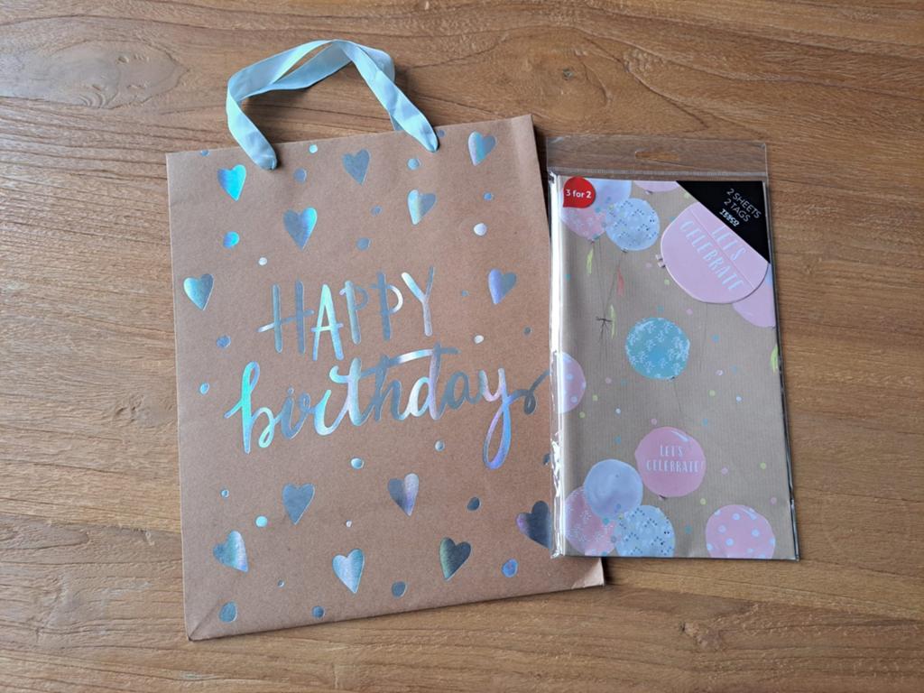 Cadeautas + tesco inpakpapier 2 vellen + 2 labels verjaardag, Ophalen of Verzenden, Nieuw