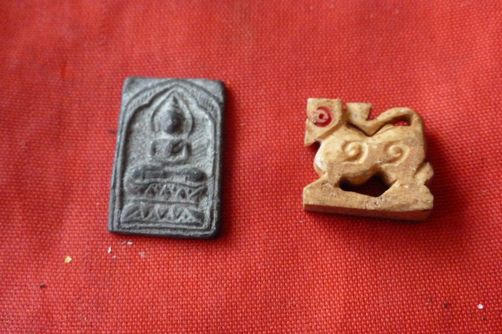 Thaise amulet - kleine Som deth en kleine houten leeuw, Sieraden, Tassen en Uiterlijk, Kettinghangers, Overige materialen, Gebruikt
