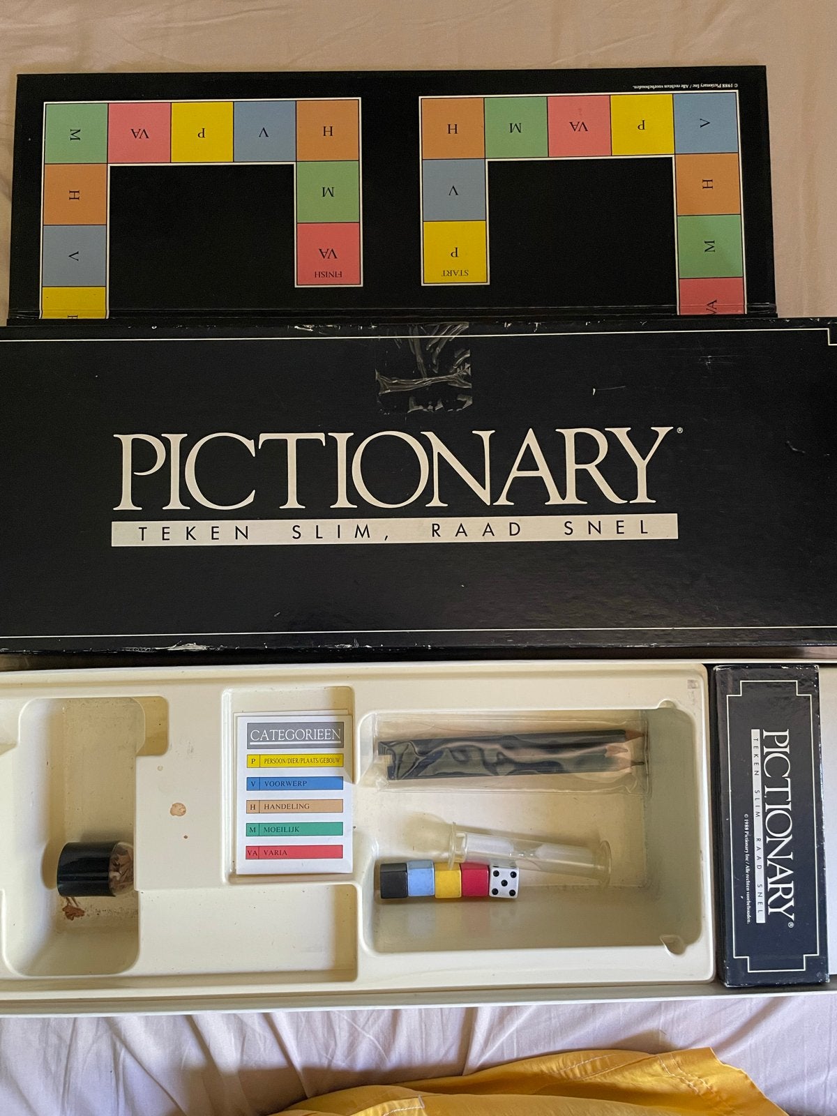 Pictionary Bordspel - Teken Slim, Raad Snel, Hobby en Vrije tijd, Gezelschapsspellen | Bordspellen, Drie of vier spelers, Ophalen of Verzenden