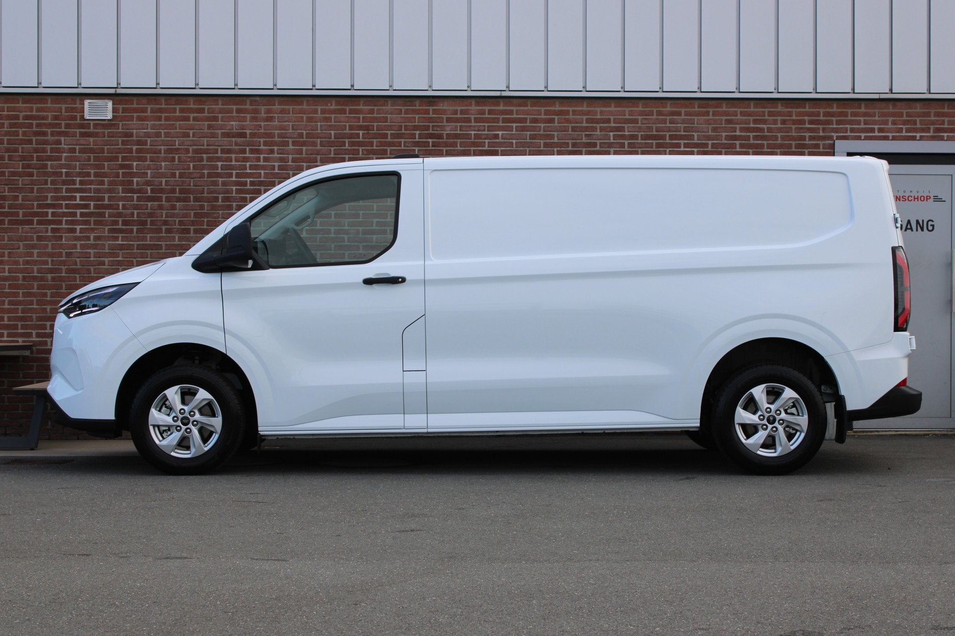 Ford E-Transit Cust. 340 L2H1 Trend 71 kWh |CAMERA|STUUR+STO, Automaat, Gebruikt, Zwart, 71 kWh