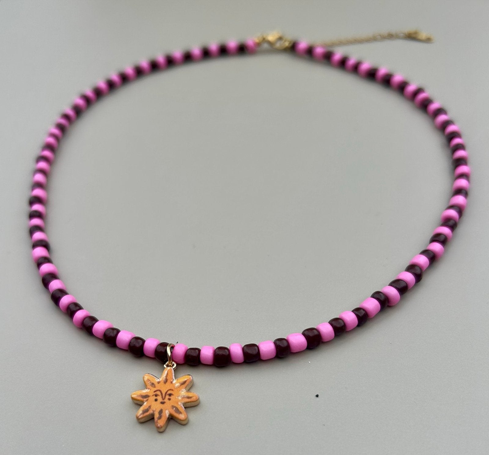 Kralenketting met zon hanger - Roze en bruin, Nieuw, Ophalen of Verzenden, Roze, Overige materialen
