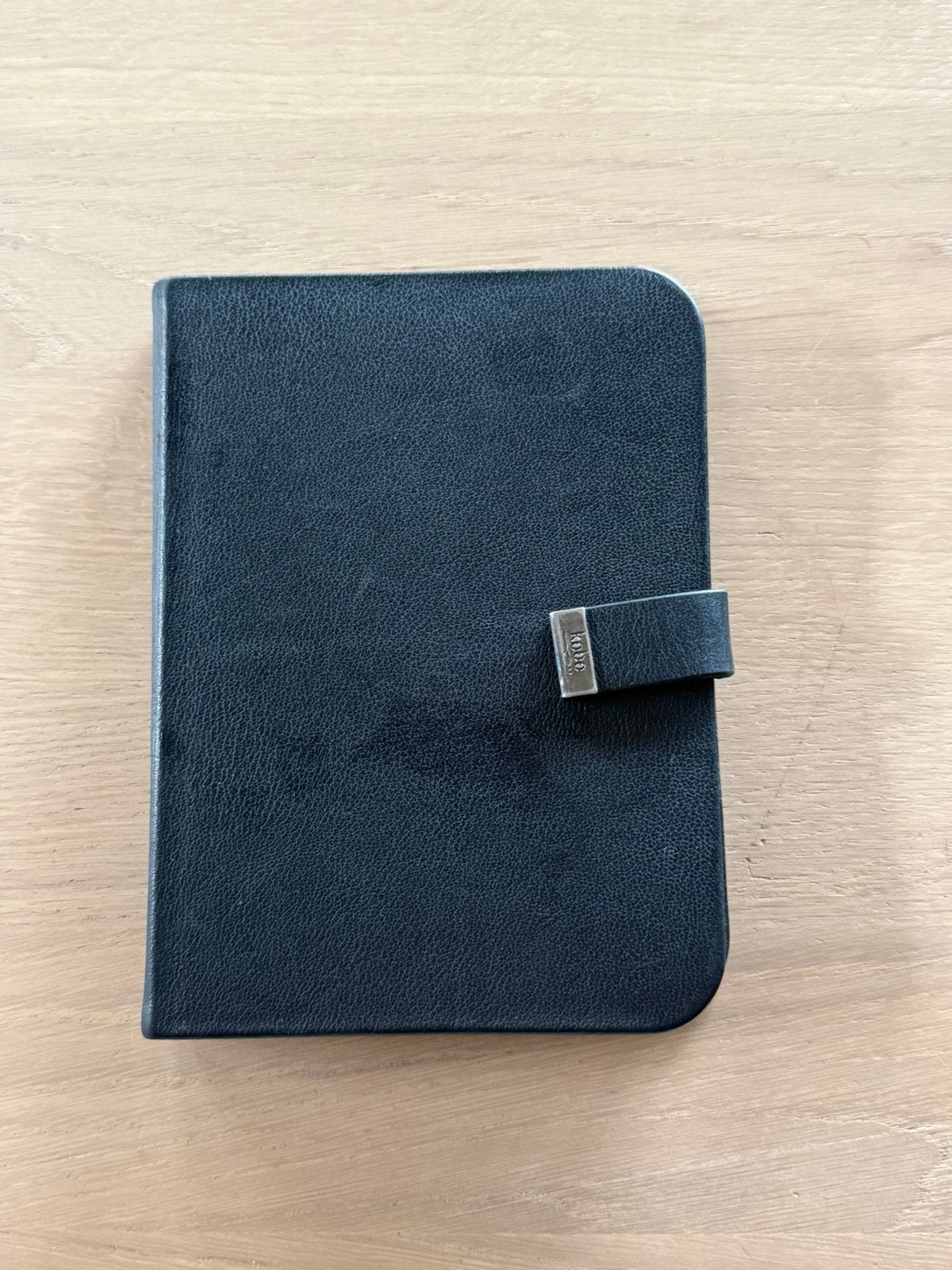 Kobo Glo lederen hoesje zwart, Computers en Software, E-readers, Ophalen of Verzenden, Gebruikt