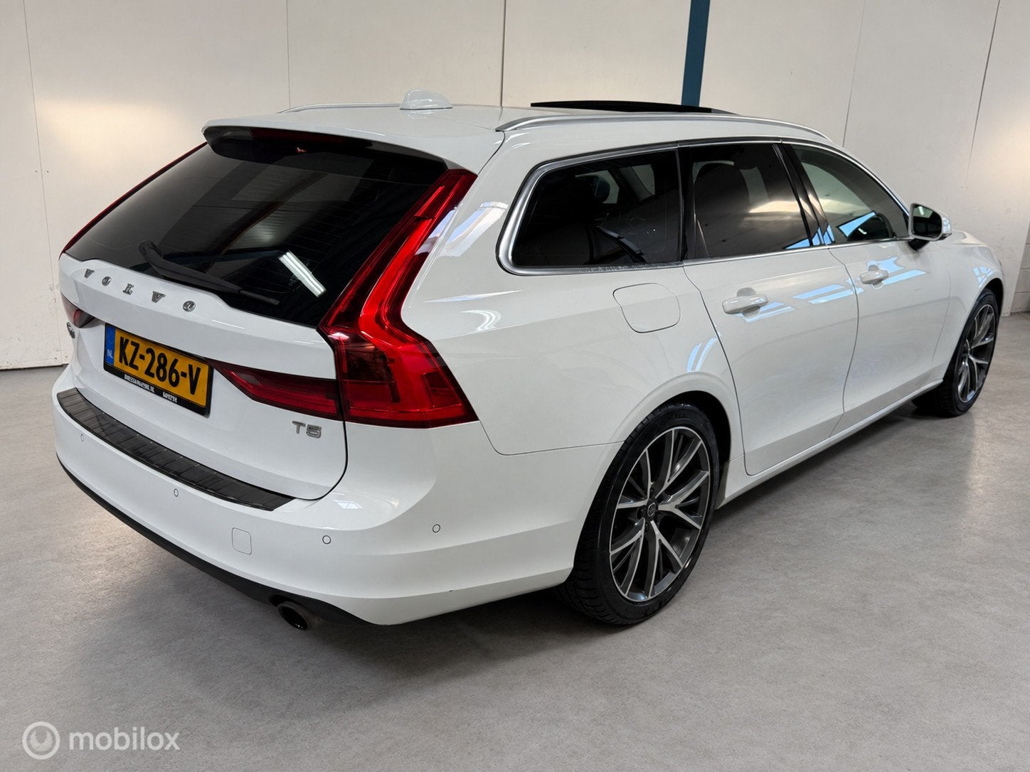 Volvo V90 2.0 T5 Momentum NL-AUTO / PANO / LEER, Auto's, 15 km/l, Euro 6, 1969 cc, Wit