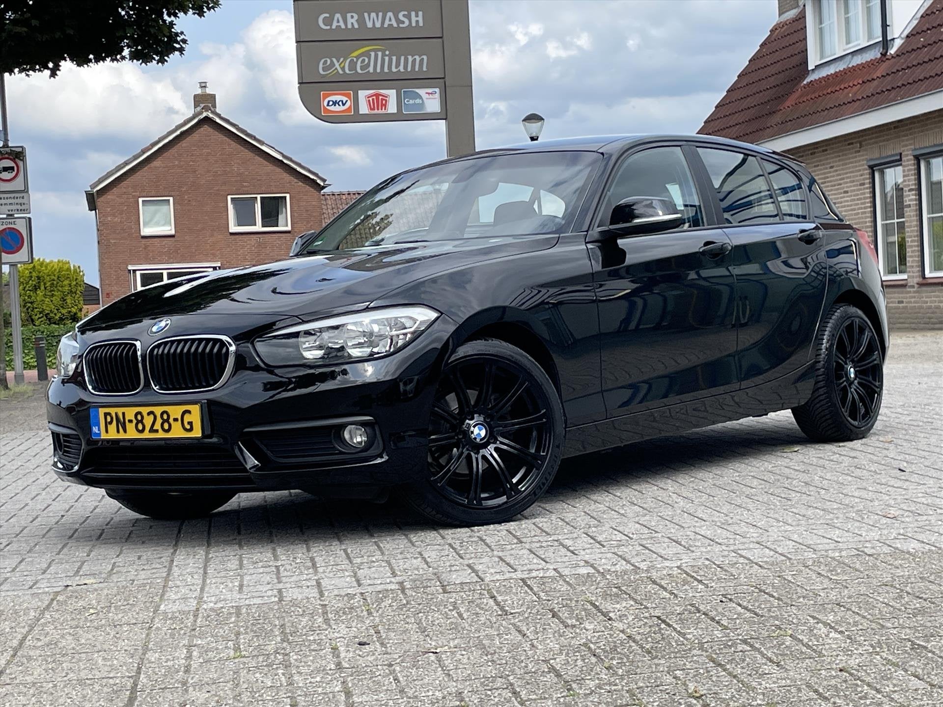 BMW 1-Serie 116I M-Sport / Stoelverwarming / Trekhaak / Navi, Auto's, 1-Serie, Euro 6, Zwart, Stoelverwarming