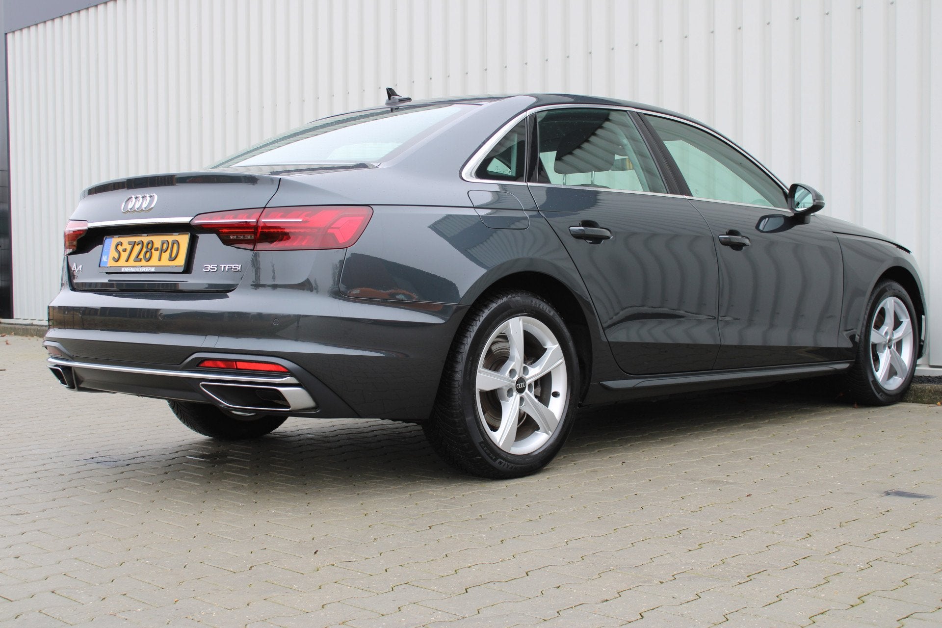 Audi A4 Limousine 35 TFSI Advanced Edition | Incl. 12 maande, 12 maanden, Stof, 4 cilinders, Origineel Nederlands