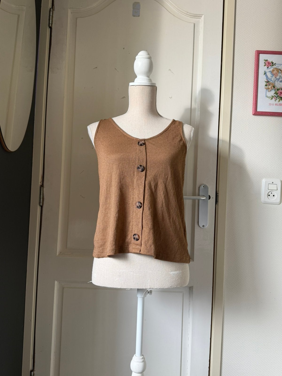 Bruine Everme top met knopen – Maat XS, Bruin, Ophalen of Verzenden, Zo goed als nieuw, Zonder mouw