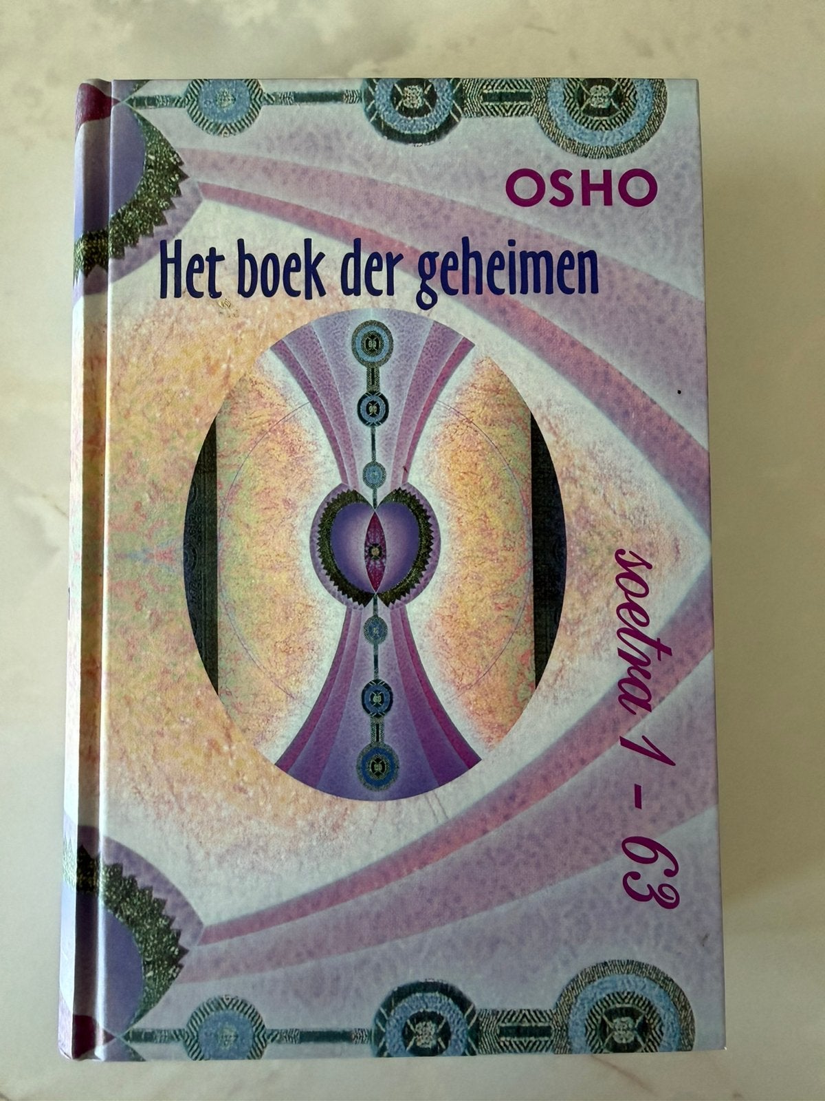 Osho - Het boek der geheimen (Soetra 1-63), Boeken, Ophalen of Verzenden, Gelezen, Spiritualiteit algemeen, Achtergrond en Informatie