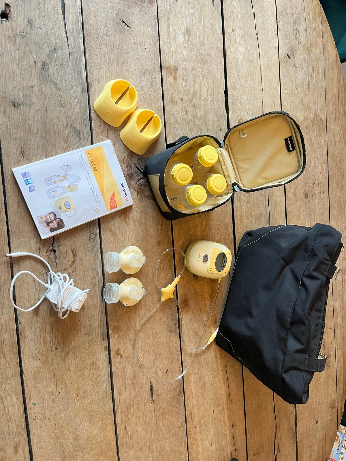 Medela Freestyle Borstkolf compleet met flesjes en reistas, Kinderen en Baby's, Babyvoeding en Toebehoren, Gebruikt, Medela, Borstkolf