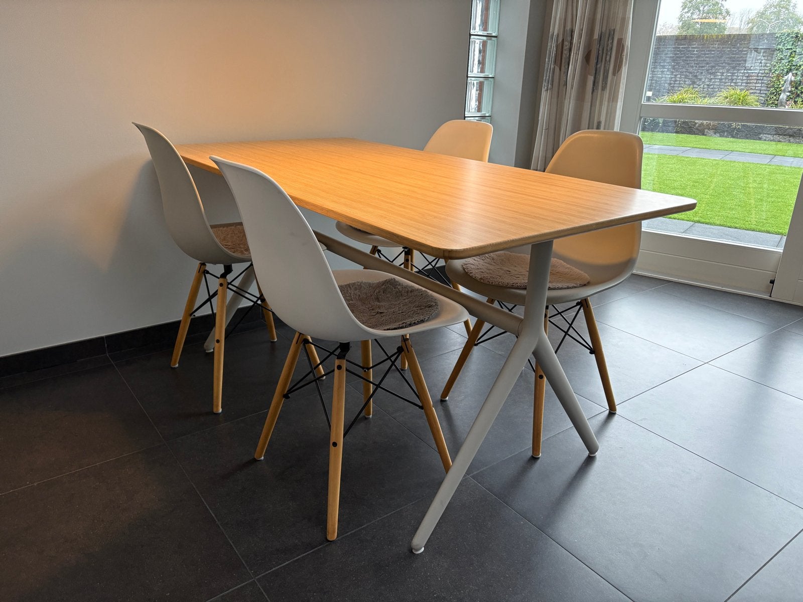 Eames DSW geïnspireerde eetkamerset: tafel + 4 stoelen, Ophalen, Zo goed als nieuw, 4 tot 6 stoelen