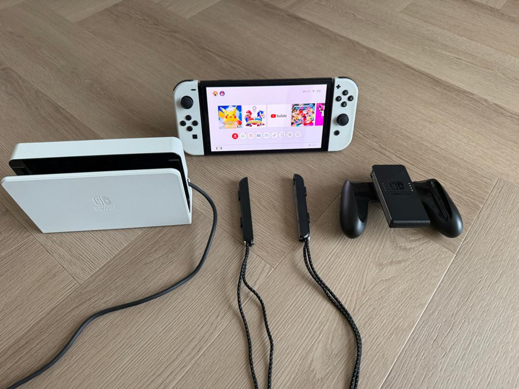 Nintendo Switch OLED Wit met Dock en 2 Joy-Cons, Ophalen, Zo goed als nieuw, Met 2 controllers, Switch OLED