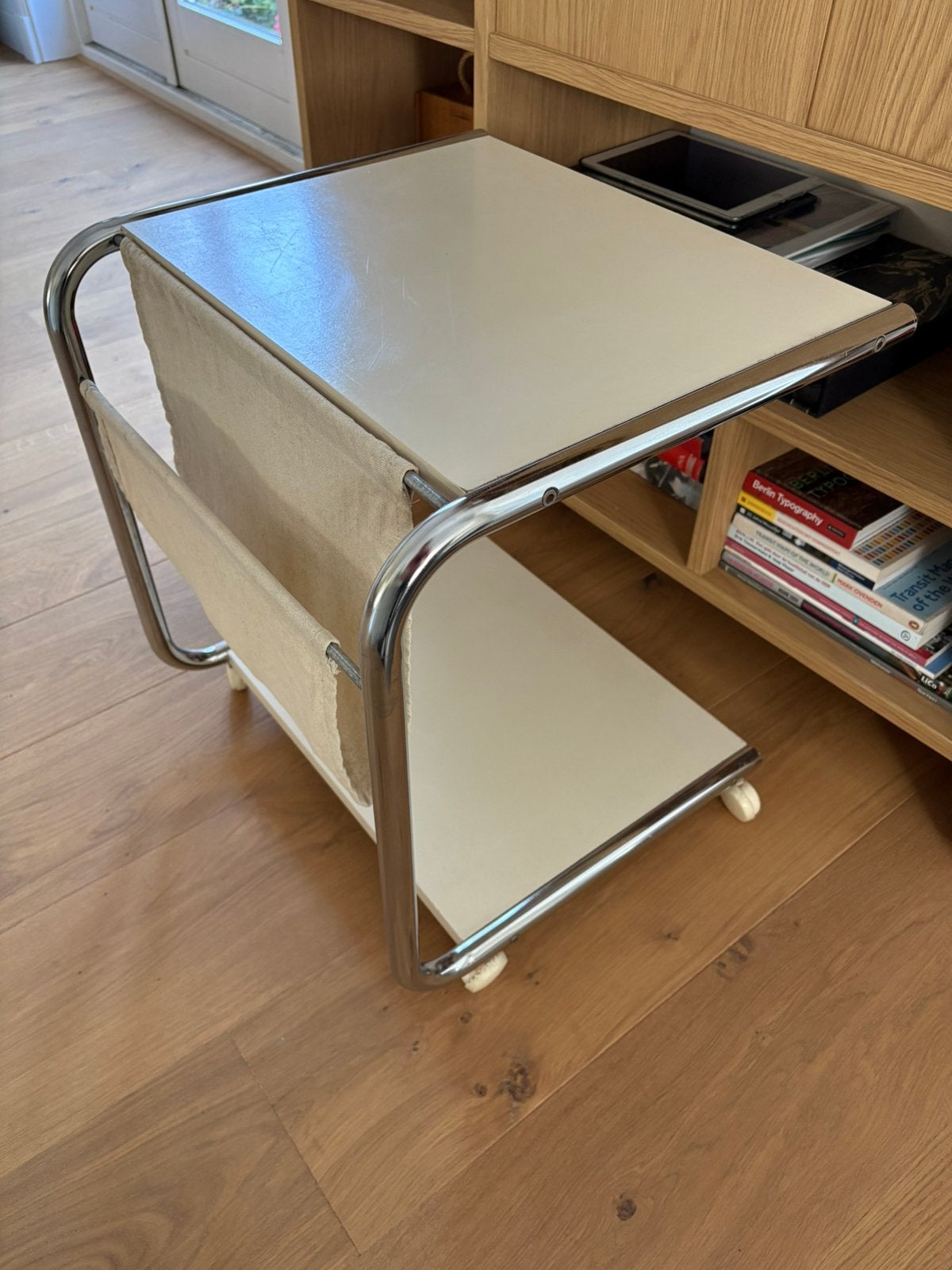 Bijzettafel op wieltjes, buisframe met witte bladen, Huis en Inrichting, Tafels | Salontafels, Ophalen, Zo goed als nieuw, Rechthoekig