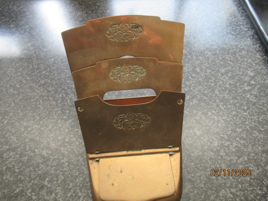 ANTIEKE BEWERKTE KOPEREN BRIEVENHOUDER-ART NOUVEAU STIJL, Antiek en Kunst, Ophalen of Verzenden, Koper