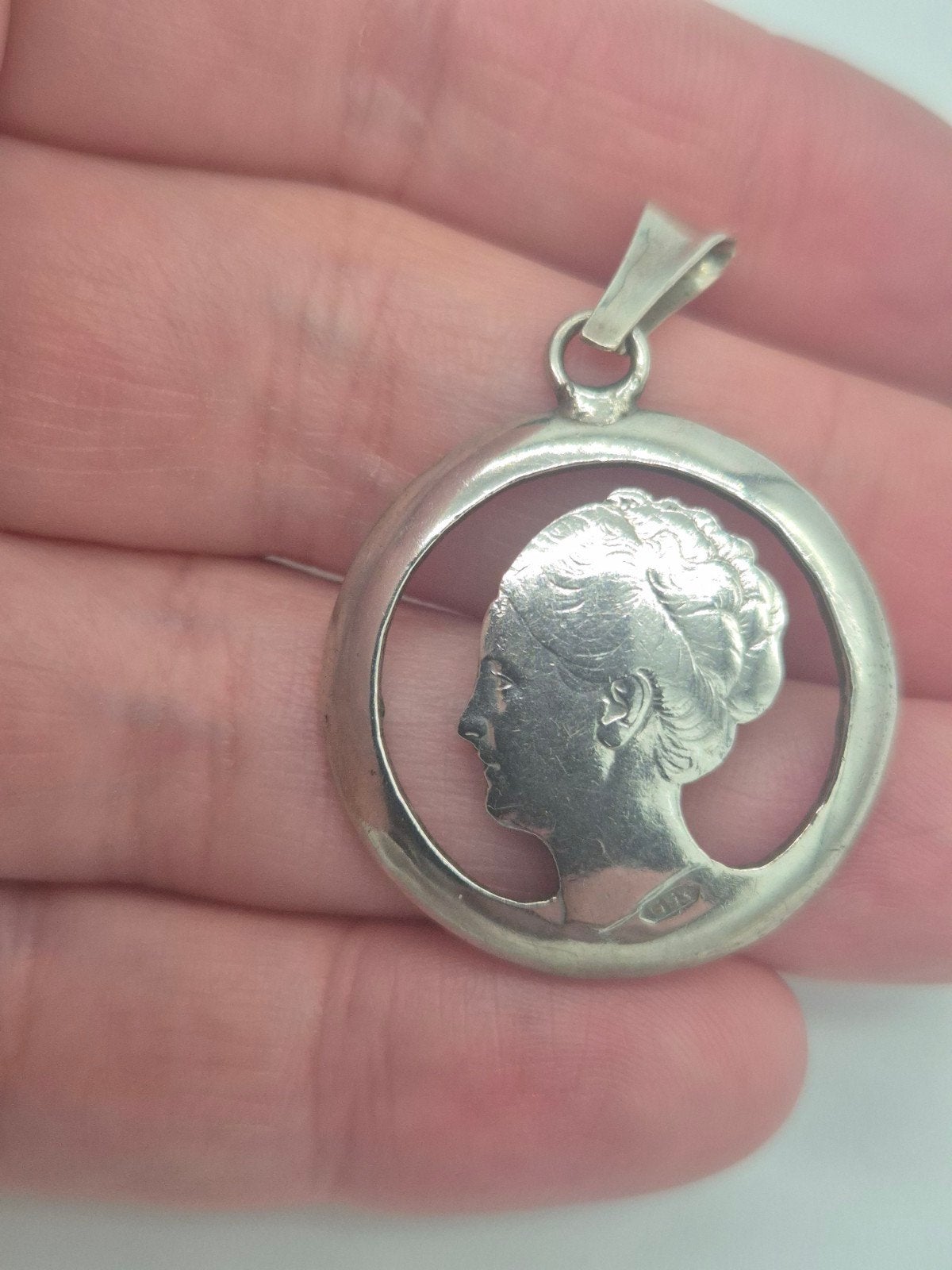 Zilveren hanger met 1938 Koningin Wilhelmina munt, Gebruikt, Overige voorstellingen, Verzenden, Zilver