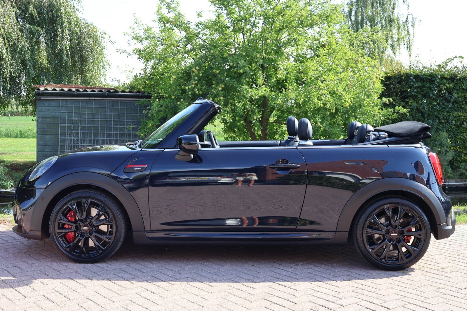 Foto 2 van Mini Cabrio 231pk JohnCooperWorks |2de eig.|LEER|Camera|19”