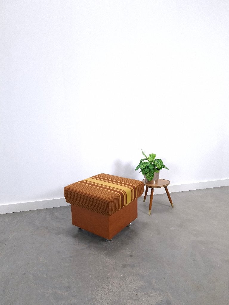Vintage jaren 70 bruine poef, bruin skai op wielen, hocker, Gebruikt, Ophalen of Verzenden, 50 tot 75 cm, Kunststof