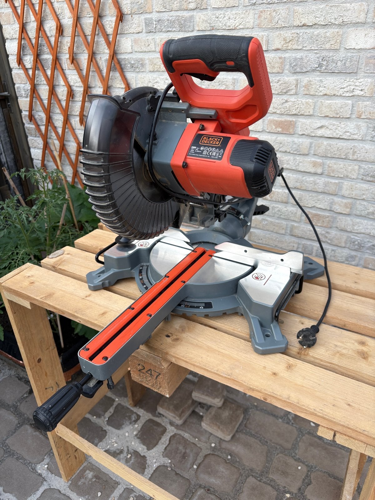 Black & Decker Afkortzaag BES700 - 1600W, Gebruikt, 70 mm of meer, Ophalen of Verzenden, Afkortzaag
