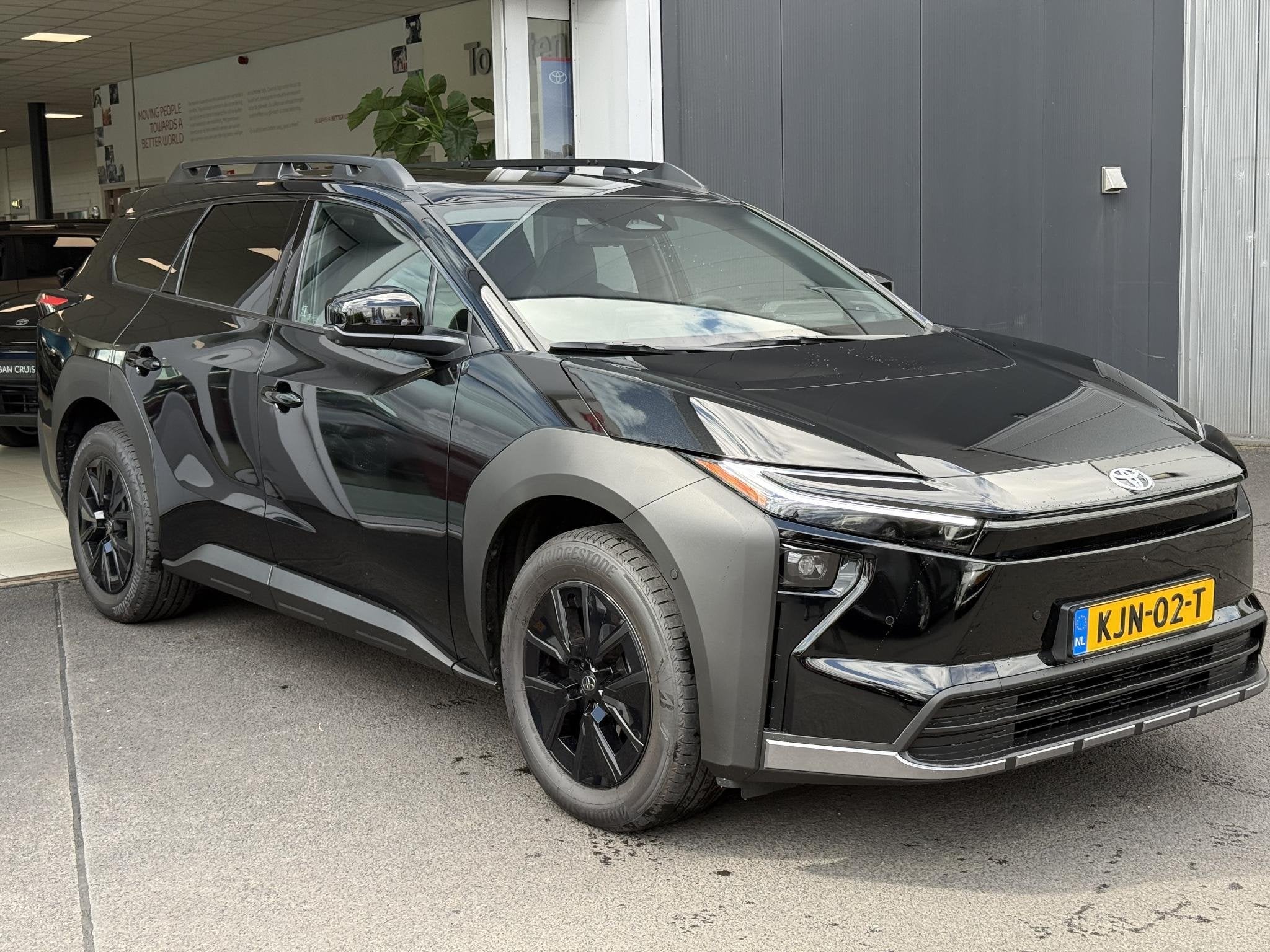 Toyota bZ4X Touring Executive AWD 75 kWh Panoramadak | JBL |, Gebruikt, Zwart, Origineel Nederlands, 1990 kg