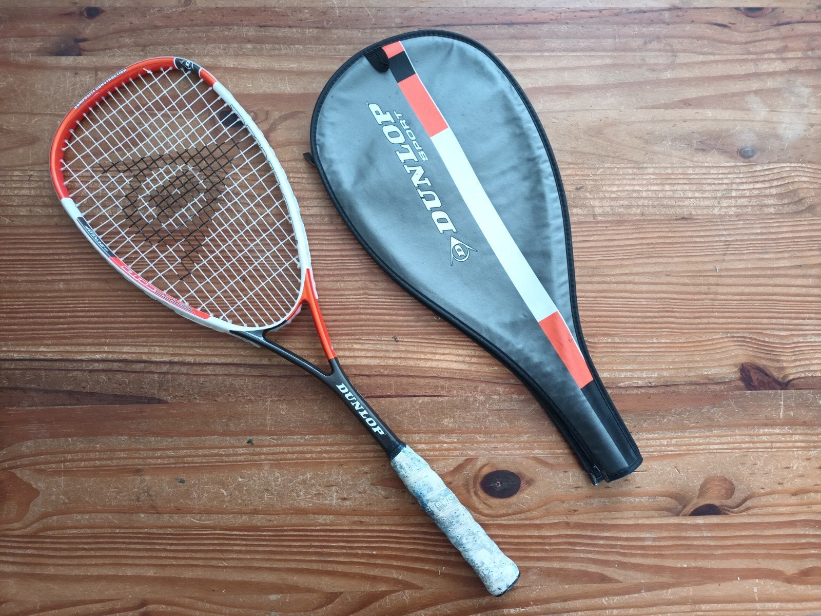 Dunlop Squash Racket met Hoes - Zo goed als nieuw, Sport en Fitness, Squash, Ophalen of Verzenden, Zo goed als nieuw, Racket, Met hoes