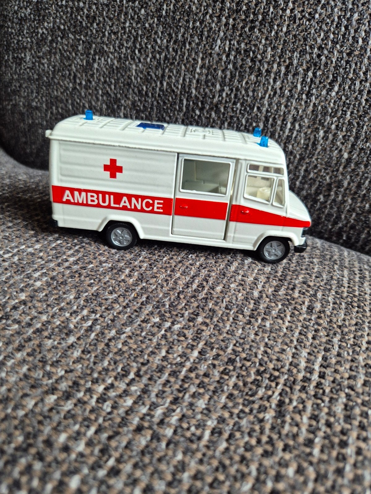 Siku Ambulance Mercedes Benz 809D - Speelgoedauto, Ophalen of Verzenden, Gebruikt