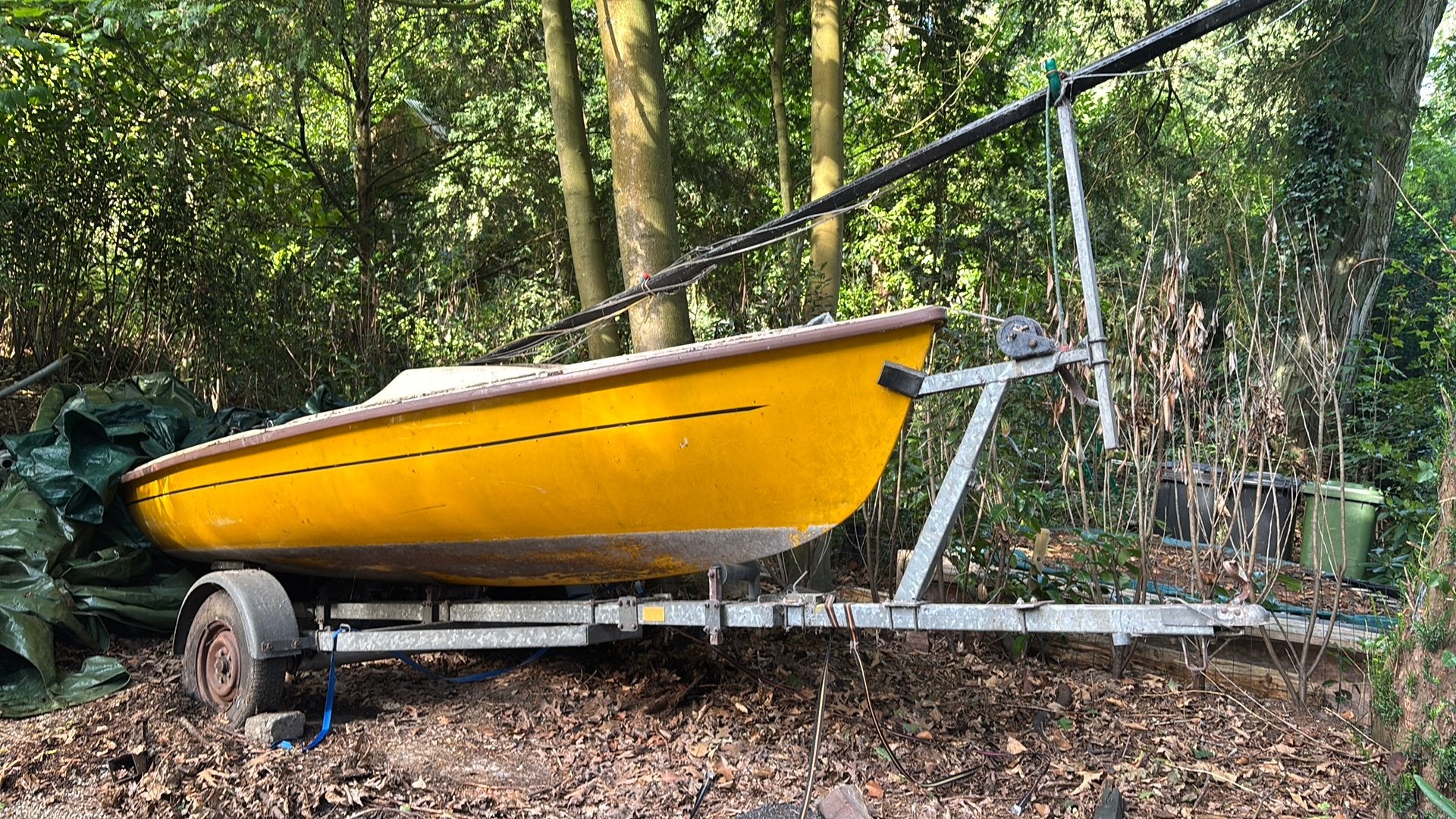 Gele zeilboot met trailer en buitenboordmotor, Ophalen, Zo goed als nieuw, Minder dan 15 m²