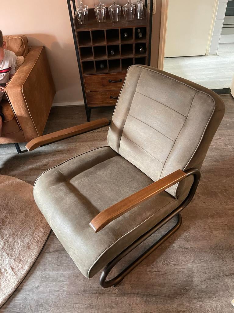 Comfortabele fauteuil, houten armleuningen en metalen frame, Ophalen of Verzenden, Gebruikt, Hout, Eén