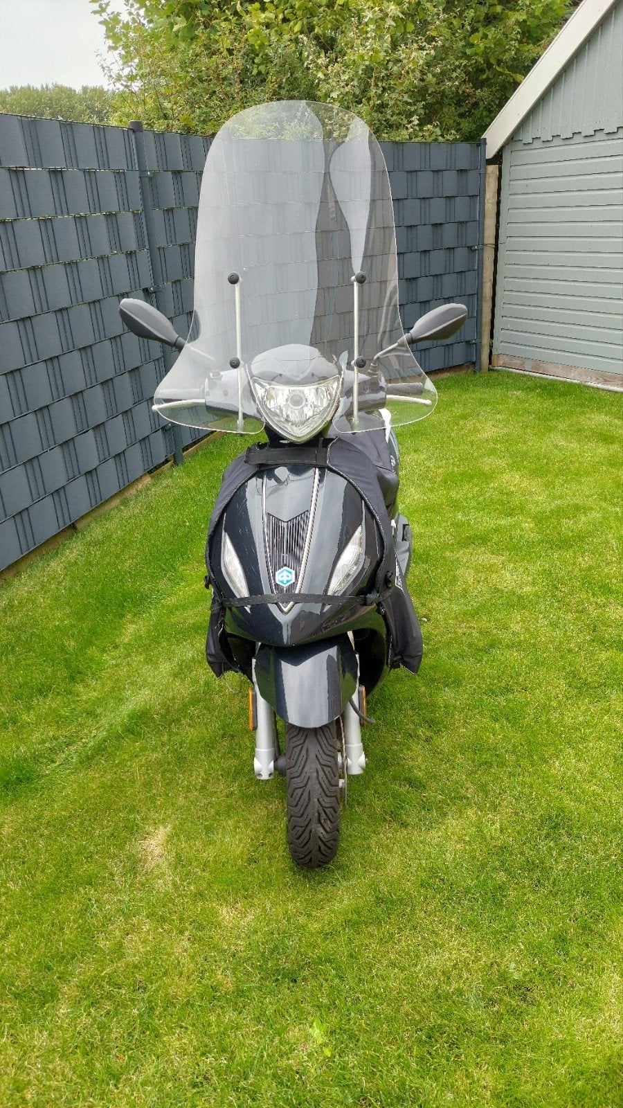 Piaggio New Fly uit 2017 (zwart), Fietsen en Brommers, Ophalen, Gebruikt, Maximaal 45 km/u, Fly