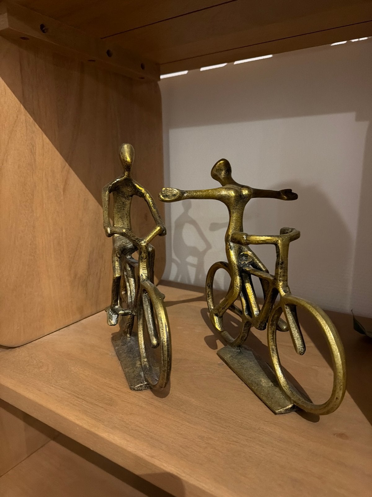Bronzen fietsers sculptuur - Modern kunstwerk, Ophalen, Groep mensen, 20 - 50 cm, Beeld