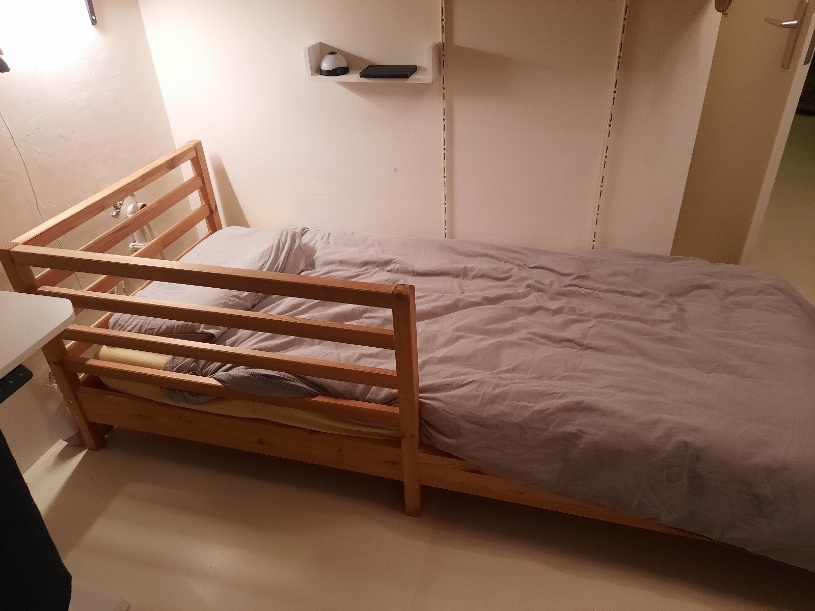 IKEA uitschuifbaar 1- en 2-persoonsbed met matrassen, Huis en Inrichting, Ophalen, Wit, Tweepersoons, 80 cm