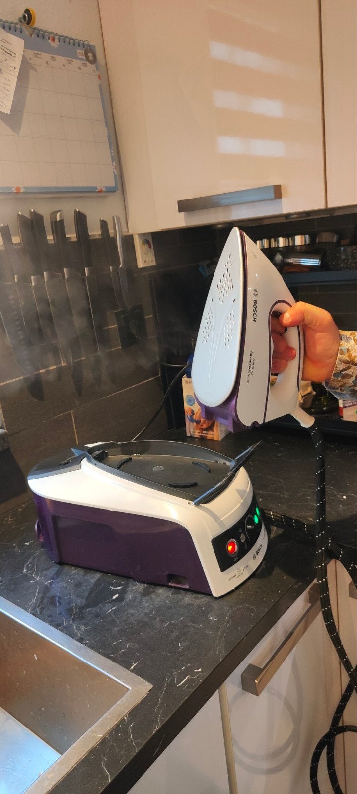 Bosch stoomstrijkijzer 2400W en 5.0 Bar en 1.3 L reservoir, Ophalen, Zo goed als nieuw, Strijkijzer met snoer
